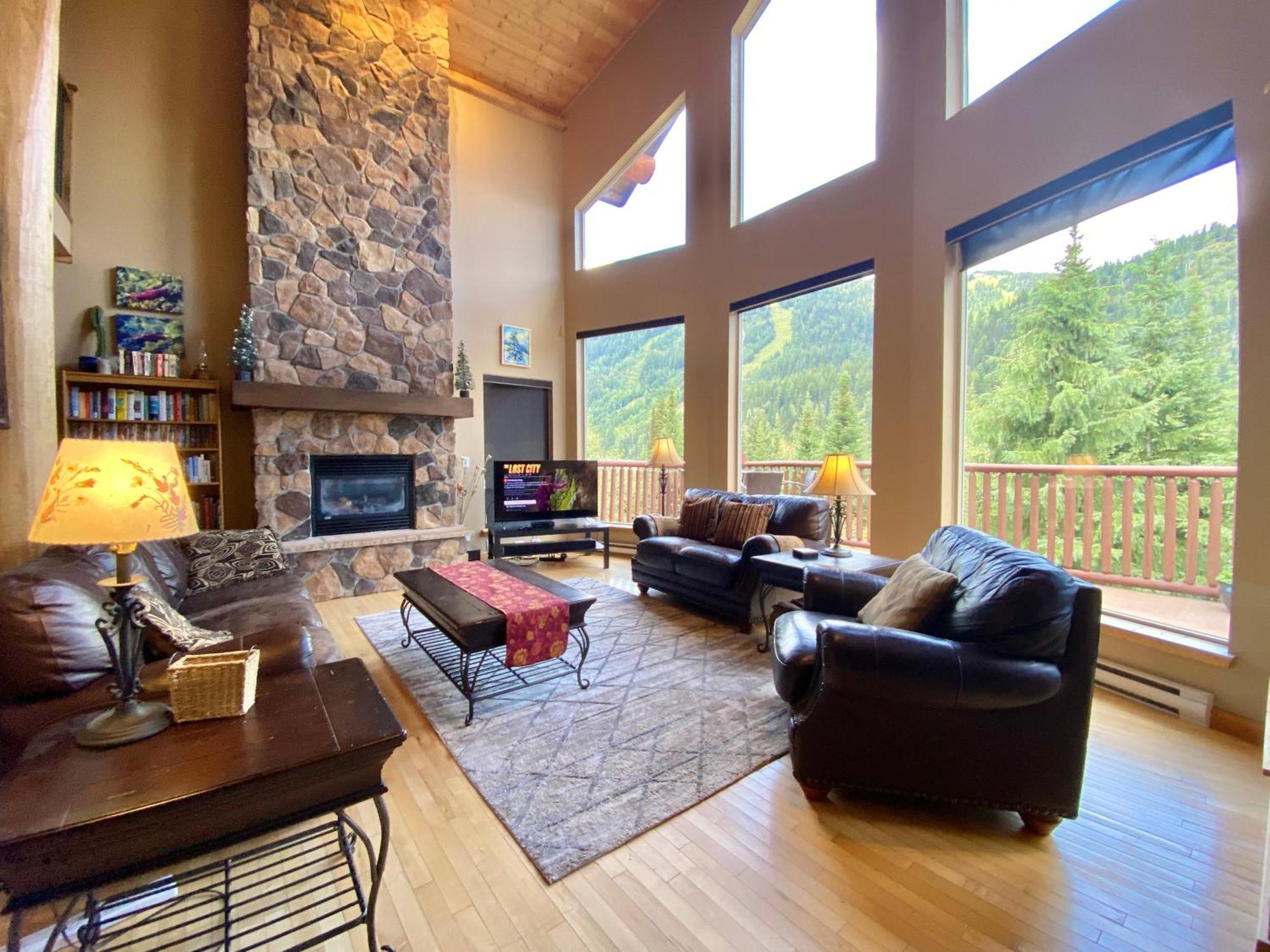 Morrisey Chalet At Sun Peaks Exterior photo